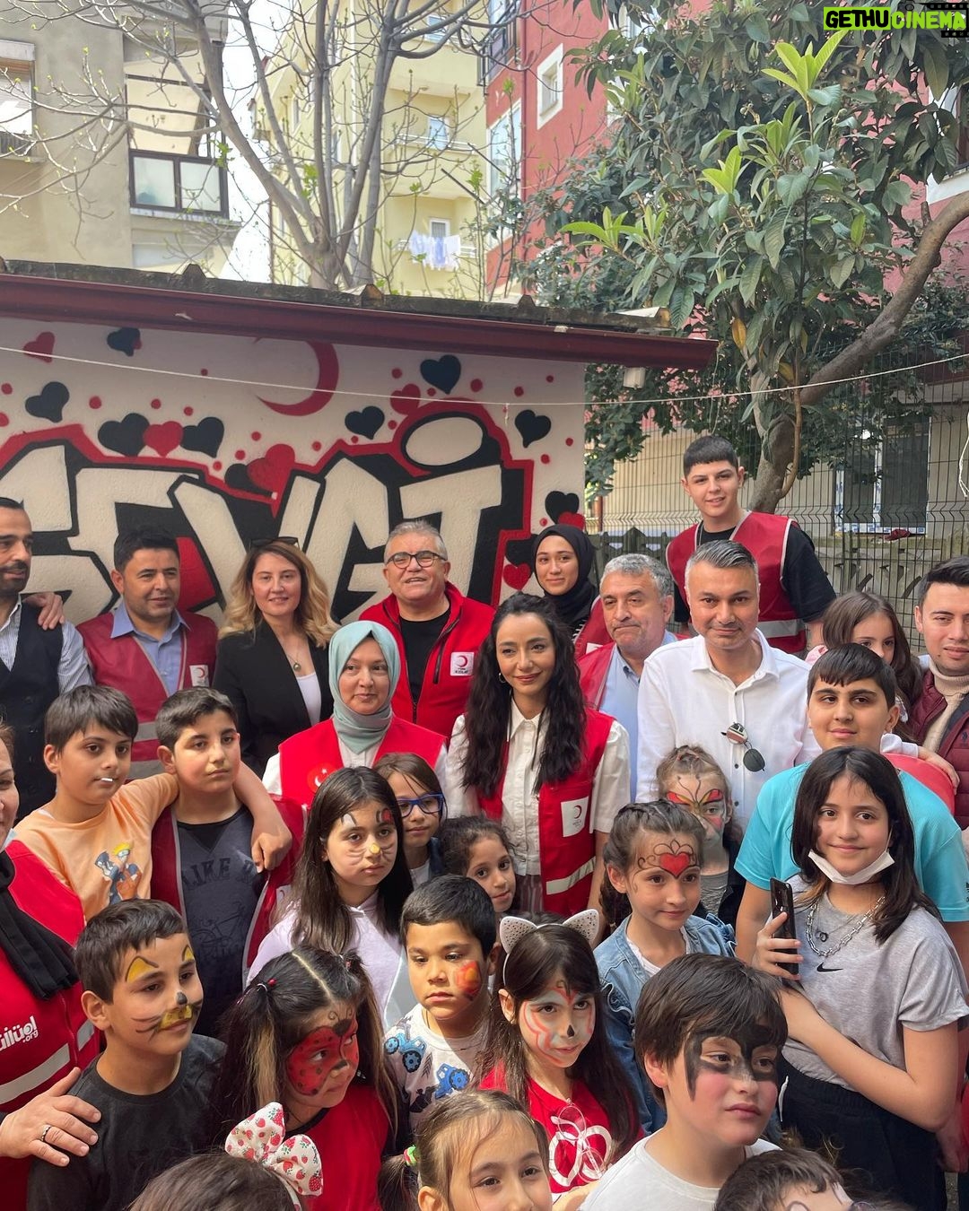 Öykü Gürman Instagram - Türk Kızılayının #sevgimagazasi etkinliğine katıldık. Değerli davetiniz,çalışmalarınız için çok teşekkür ederim. #ruhunuzasağlık Bir milletin ilerlemesindeki temel taş çocuklardır! Çocuklara gereken değeri verirseniz, ilgiyi, şefkati gösterirseniz, onlar da bir gökkuşağı edasıyla geleceği renklendireceklerdir. #kartal #kızılay #23nisanulusalegemenlikveçocukbayramımız #kutluolsun @kizilay @kartalkizilaysube @kizilaykartalkadin @genckizilay34kr sayın @huseyin_ozkull ‘a İstanbul milletvekili Sayın Osman Boyraz’a @osman_boyraz_ @osman__boyraz Anadolu Adalet Sarayı başsavcısı Sn. V. Başak Eryılmaz’a en içten teşekkürlerimle. #iyikikızılayvar #çocukgülersedünyagüler "Çocuklar geleceğimizin güvencesi, yaşama sevincimizdir. Bugünün çocuğunu, yarının büyüğü olarak yetiştirmek hepimizin insanlık görevidir." "Milletin bağrında temiz bir nesil yetişiyor. Bu eseri (Türkiye Cumhuriyeti Devleti) ona bırakacağım ve gözüm arkamda olmayacak.” #mustafakemalatatürk ❤️🇹🇷🇹🇷🇹🇷
