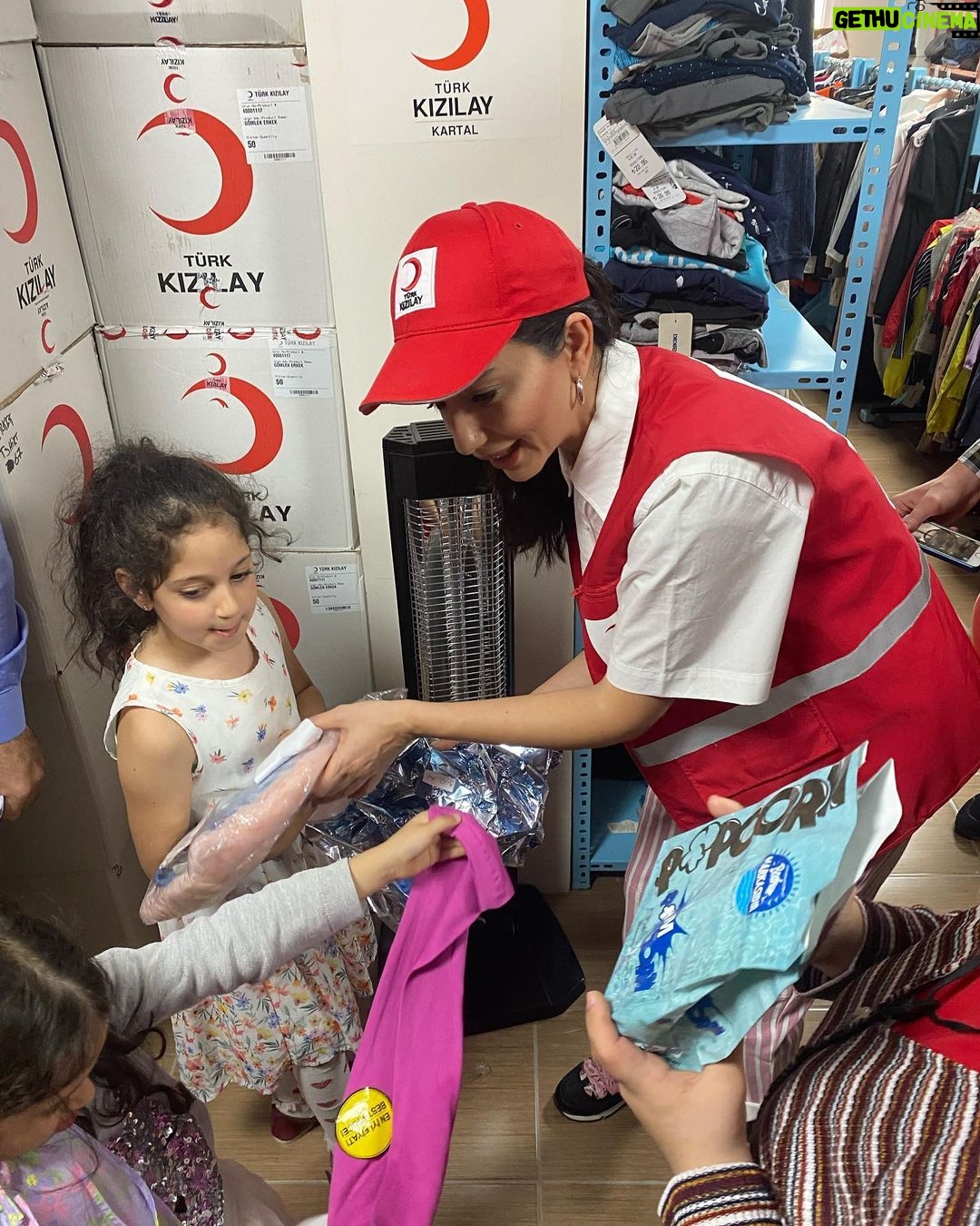 Öykü Gürman Instagram - Türk Kızılayının #sevgimagazasi etkinliğine katıldık. Değerli davetiniz,çalışmalarınız için çok teşekkür ederim. #ruhunuzasağlık Bir milletin ilerlemesindeki temel taş çocuklardır! Çocuklara gereken değeri verirseniz, ilgiyi, şefkati gösterirseniz, onlar da bir gökkuşağı edasıyla geleceği renklendireceklerdir. #kartal #kızılay #23nisanulusalegemenlikveçocukbayramımız #kutluolsun @kizilay @kartalkizilaysube @kizilaykartalkadin @genckizilay34kr sayın @huseyin_ozkull ‘a İstanbul milletvekili Sayın Osman Boyraz’a @osman_boyraz_ @osman__boyraz Anadolu Adalet Sarayı başsavcısı Sn. V. Başak Eryılmaz’a en içten teşekkürlerimle. #iyikikızılayvar #çocukgülersedünyagüler "Çocuklar geleceğimizin güvencesi, yaşama sevincimizdir. Bugünün çocuğunu, yarının büyüğü olarak yetiştirmek hepimizin insanlık görevidir." "Milletin bağrında temiz bir nesil yetişiyor. Bu eseri (Türkiye Cumhuriyeti Devleti) ona bırakacağım ve gözüm arkamda olmayacak.” #mustafakemalatatürk ❤️🇹🇷🇹🇷🇹🇷