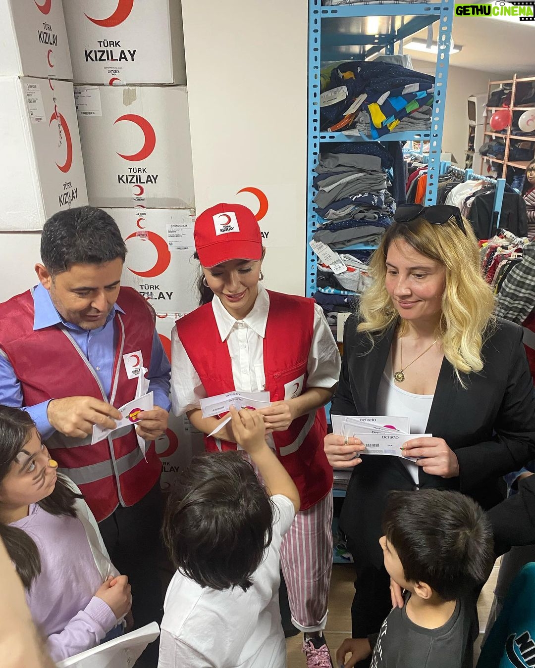 Öykü Gürman Instagram - Türk Kızılayının #sevgimagazasi etkinliğine katıldık. Değerli davetiniz,çalışmalarınız için çok teşekkür ederim. #ruhunuzasağlık Bir milletin ilerlemesindeki temel taş çocuklardır! Çocuklara gereken değeri verirseniz, ilgiyi, şefkati gösterirseniz, onlar da bir gökkuşağı edasıyla geleceği renklendireceklerdir. #kartal #kızılay #23nisanulusalegemenlikveçocukbayramımız #kutluolsun @kizilay @kartalkizilaysube @kizilaykartalkadin @genckizilay34kr sayın @huseyin_ozkull ‘a İstanbul milletvekili Sayın Osman Boyraz’a @osman_boyraz_ @osman__boyraz Anadolu Adalet Sarayı başsavcısı Sn. V. Başak Eryılmaz’a en içten teşekkürlerimle. #iyikikızılayvar #çocukgülersedünyagüler "Çocuklar geleceğimizin güvencesi, yaşama sevincimizdir. Bugünün çocuğunu, yarının büyüğü olarak yetiştirmek hepimizin insanlık görevidir." "Milletin bağrında temiz bir nesil yetişiyor. Bu eseri (Türkiye Cumhuriyeti Devleti) ona bırakacağım ve gözüm arkamda olmayacak.” #mustafakemalatatürk ❤️🇹🇷🇹🇷🇹🇷