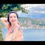 Öykü Gürman Instagram - Kimseye birşey ispatlama çabasında olmadan, “desinler” diye hayatı yaşamadan, kimsenin birşeyi olmadan,ruhuma iyi gelen yerlerde,farkına vardıkça daha mutlu #çokşükür🙏🏼 #ahdevefa #dualarla #farkındalıkla #sevgiyle #iyilikle #iyiniyetle #saflıkla #kaybolmayanmasumiyet #cocuksevinci #merhametle #saygı ve #rahmetle #osmanyagmurdereli #münirnurettinselçuk #yahyakemalbeyatlı #tevfikfikret #aşiyanmezarlığı Serçenin gönlünü kazanabilecek kadar “insan” olabilene ne mutlu. Sizi yıpratan insanlardan “sessizce” uzaklaşın.Sevgisiyle zulmedene değil şifa olana denk gelsin yüreğiniz ve herşey huzur verecek hiçbir şeyi kalbine yük etmediğinde. 💙🩵🌼☀️💃🏻 Teşekkür ederim @oyaney34 canım Oya’cığım🙏🏼❤️🧿 “Sonra çekildim bir kenara, Seyrettim bütün olup biteni. Baktım kimde ben ne kadarım, Kim bende ne kadar kalmış diye.” Özdemir Asaf #özdemirasaf