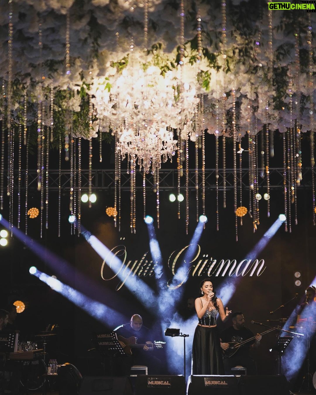 Öykü Gürman Instagram - Sahne 💫 #konser #müzik Sen bir balığın ezberinde bile kalırsın. Ahmed Arif der ki: ''Bir gönül inceliğidir, bir insana değerli olduğunu hissettirmek.'' Saç: @senelbozkurt_ Makyaj: @sevimeminn @10uroz @fatihicmeli @tuuubiiis @madenvedat53 #ekipcandır 🤲🏻❤️🧿💃🏻@tutkucan80 @gungorkahraman_official @salihyasargunes @taner_keser @ahmet_www_ @mkendirli @tcirfanbabacan @slekesizgoz