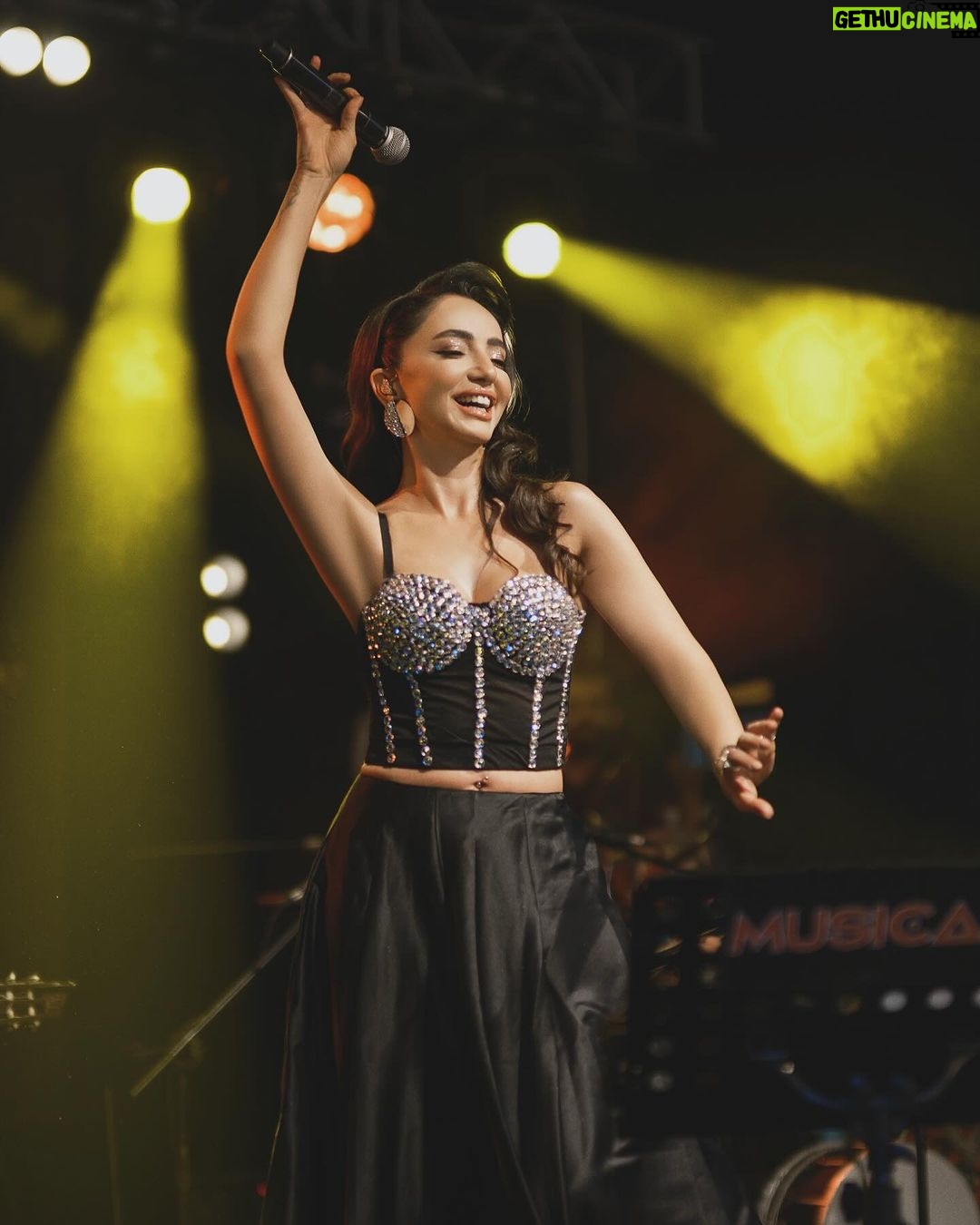 Öykü Gürman Instagram - Sahne 💫 #konser #müzik Sen bir balığın ezberinde bile kalırsın. Ahmed Arif der ki: ''Bir gönül inceliğidir, bir insana değerli olduğunu hissettirmek.'' Saç: @senelbozkurt_ Makyaj: @sevimeminn @10uroz @fatihicmeli @tuuubiiis @madenvedat53 #ekipcandır 🤲🏻❤️🧿💃🏻@tutkucan80 @gungorkahraman_official @salihyasargunes @taner_keser @ahmet_www_ @mkendirli @tcirfanbabacan @slekesizgoz