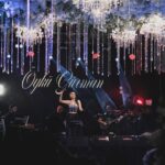 Öykü Gürman Instagram - Sahne 💫 #konser #müzik Sen bir balığın ezberinde bile kalırsın. Ahmed Arif der ki: ''Bir gönül inceliğidir, bir insana değerli olduğunu hissettirmek.'' Saç: @senelbozkurt_ Makyaj: @sevimeminn @10uroz @fatihicmeli @tuuubiiis @madenvedat53 #ekipcandır 🤲🏻❤️🧿💃🏻@tutkucan80 @gungorkahraman_official @salihyasargunes @taner_keser @ahmet_www_ @mkendirli @tcirfanbabacan @slekesizgoz