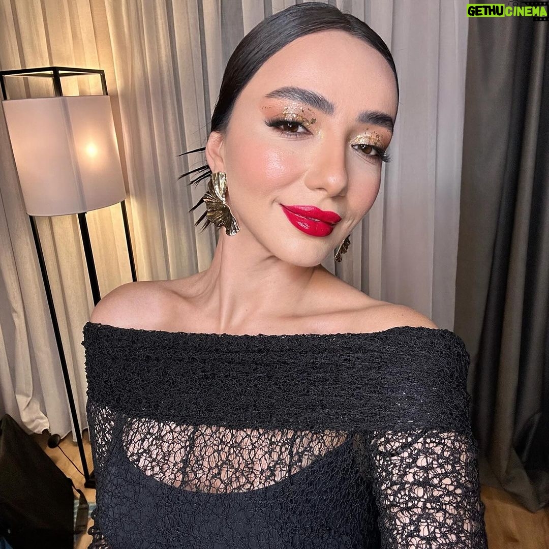Öykü Gürman Instagram - Duygunun asaleti, kuvvet ve isabetindedir. Kendini tanımak, marifetlerin marifeti. Olgunlaşmak kalbin daha hassas, kanın daha sıcak, zekânın daha işlek, ruhun daha huzurlu olması demek. Aşk bir teslimiyettir, bir eriyiştir. Yeniden doğmak için uyanıştır. Aşkın bütün sırrı iki kelimede: Varlığından soyunmak. Aşk için ya hep vardır, ya hiç. Sen hep misin, hiç misin? #cemilmeriç #sevgililergünü 14.02.2024 Saç: @cemcolak.hair_designer Makyaj: @fatmaatalaydogan