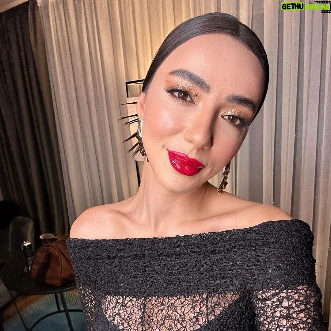 Öykü Gürman Instagram - Duygunun asaleti, kuvvet ve isabetindedir. Kendini tanımak, marifetlerin marifeti. Olgunlaşmak kalbin daha hassas, kanın daha sıcak, zekânın daha işlek, ruhun daha huzurlu olması demek. Aşk bir teslimiyettir, bir eriyiştir. Yeniden doğmak için uyanıştır. Aşkın bütün sırrı iki kelimede: Varlığından soyunmak. Aşk için ya hep vardır, ya hiç. Sen hep misin, hiç misin? #cemilmeriç #sevgililergünü 14.02.2024 Saç: @cemcolak.hair_designer Makyaj: @fatmaatalaydogan