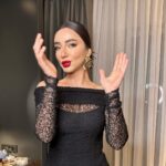 Öykü Gürman Instagram – Duygunun asaleti, kuvvet ve isabetindedir.
Kendini tanımak, marifetlerin marifeti.
Olgunlaşmak kalbin daha hassas, kanın daha sıcak, zekânın daha işlek, ruhun daha huzurlu olması demek.
 Aşk bir teslimiyettir, bir eriyiştir. Yeniden doğmak için uyanıştır.
Aşkın bütün sırrı iki kelimede: Varlığından soyunmak.
Aşk için ya hep vardır, ya hiç.
Sen hep misin, hiç misin? #cemilmeriç
#sevgililergünü 14.02.2024

Saç: @cemcolak.hair_designer 
Makyaj: @fatmaatalaydogan