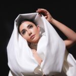 Öykü Gürman Instagram - #eyhalimisoranım @pasajmuzik #pasajmüzik Söz-Beste : @turaltogrulmusic_ Aranje : @gungorkahraman_official Basın(Pr): @emreduymazz Video clip: @imrehaydaroglu Fotoğraf : @burakelmali Styling: @giodevdariani Makyaj: @tugbagazanfer @cerengavasoglu Saç: @batuhangelisli @cengizakdumann @batuhangelislihairstudio Hoşça Bak Zâtına Kim Zübde-i Âlemsin Sen @10uroz @fatihicmeli @tuuubiiis