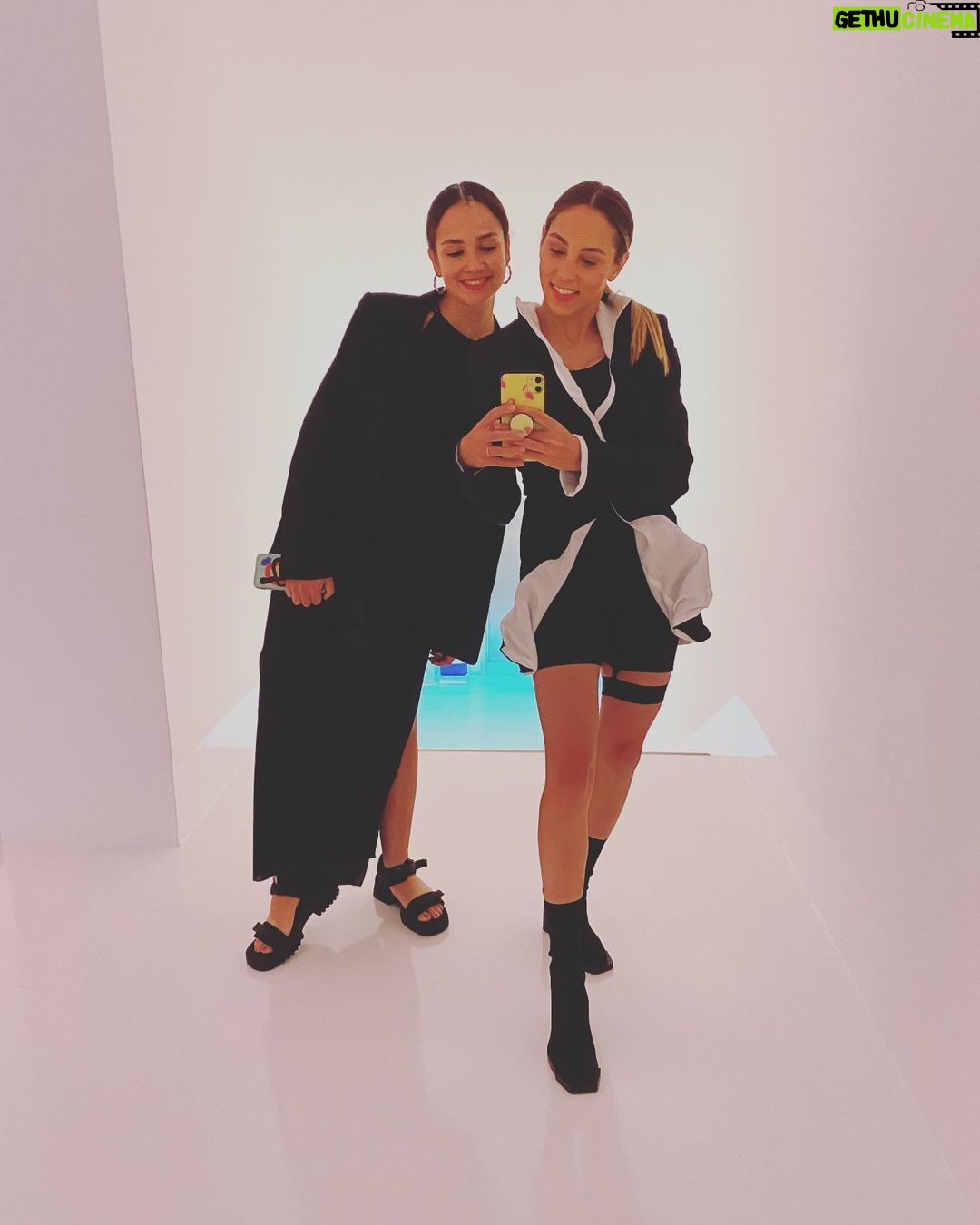 Öykü Karayel Instagram - Müj ve Ben🥰 Ve üzerimde yine orijinal bir ezgikarayel amanın😌😌😌😌
