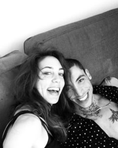 Öykü Karayel Instagram - Ne çok gülmüştük saçlarıma o günü🍃 Seni o kadar çok seviyorum ki bu durum ürememize sebep oldu işte🐣 İyi ki doğdun @canbonomo