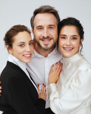 Öykü Karayel Instagram - #familyphoto 🤍  @episodedergi
Röportaj: Özlem Özdemir @ozlemozdemir__ 
Fotoğraf: Ozan Balta: @ozanbalta
Styling: Yasemin Eke @yasemineke @porteristanbul Şeyda Sözüer @seydasozuer
Saç: İbrahim jr @ibrahim.junior
Makyaj: Melis İlkkılıç @melisilkkilic
Styling Asistanları: Merve Güreş, Betül Dundar
Saç Asistanı: Mehmet İyi
Makyaj Asistanı Hidayet Korkmaz
Stüdyo: Digioneplus @digioneplus