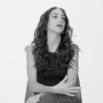 Öykü Karayel Instagram - “Bazen etrafa dağılmış tüm hisler bir duygu etrafında toplanır. Kalabalıklar içinde kimseyle paylaşılamayanlar ilk günden onunla paylaşılır. Bu aşk mıdır?” @royalcanintr @callingmag #royalcanintr #ilkgündenaşk