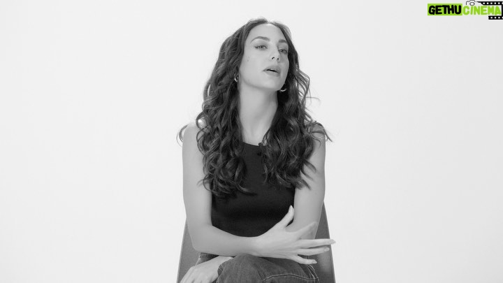 Öykü Karayel Instagram - “Bazen etrafa dağılmış tüm hisler bir duygu etrafında toplanır. Kalabalıklar içinde kimseyle paylaşılamayanlar ilk günden onunla paylaşılır. Bu aşk mıdır?” @royalcanintr @callingmag #royalcanintr #ilkgündenaşk