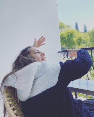 Öykü Karayel Instagram - Hayata sarılmaya çalışıyorumdur.