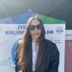 Öykü Karayel Instagram - OMO, hem plastik ayak izimizi azaltacak hem de plastikleri Türkiye’nin bir şehrinde oyun parkı olmayan çocukların doya doya oynayabileceği parklara dönüştürecek bir hareket başlatıyor: İyilik için Kirlenmek Güzeldir… Sen de ayrıştırdığın plastikleri OMO İyilik için Kirlenmek Güzeldir Geri Dönüşüm Kutuları’nda biriktirebilir, iyilik hareketine destek olabilirsin. #DeğişimSensizOlmaz @onanarzum , seni de iyilik hareketine katılmaya çağırıyorum. #işbirliği @omoturkiye