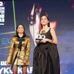 Öykü Karayel Instagram – Ne muhteşem anı! 😍 Tenküü @ezgikarayel
Bir diğer teşekkürleer;
Takı: @begumkhan 
Saç: @mustafa_akguul 
Makyaj: @burkhu