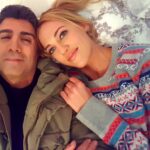 Özcan Deniz Instagram - #otekitaraf #otekitaraffilm Calismaktan yorgun dustugum bir andan uykulu gozlerle bir selfi sizlere:) bu kadrodan gerilim&gizem filmi izlemek sizi cok sasirtacak ve de heyecanliyiz bunun icin..biraz daha sabir..onumuzdeki kış a filmi yetistirmeye calisiyorum..e malum ben yaptigim filmlerle studyoda uzun uzun uğrasan biriyim.asla seyircimize kazık atmam..once ben seveyim sonra siz:)zor bir film oldu ama buna degdi..@meryemuzerlimeryem ve @aslienver ile calismak,onlari ve kendimi sizlere bambaska bir hikayede ve karakterlerde gostermeyi istemek olagan ustu bir heyecan yaratti bende..o gun gelsede hep beraber oturup izlesek artik:)