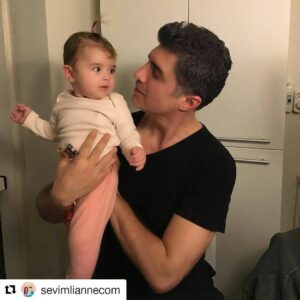 Özcan Deniz Instagram - Dayisinin bitanesi..sohret mohret hersey yalan..iste gercek..aile,dostlar,sevdikleriniz,turkuleriniz,sarkillariniz..gercek olan kendinizsiniz ve size ait olanlar..size yuklenen ici bos etiketler degil..