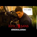 Özcan Deniz Instagram - #ikincisans Ilk "film cekmek istiyorum"dedigimde yil 1995 di.daha turk sinemasinin yeni donemi baslamamisti bile.yani ozenecegim hic kimse yoktu.bu bir ozenti yada hayal degildi benim icin.bir yasam bicimiydi.zamani beklenen yeni bir hayat..sizler eger beni muzikle tanimiyor olsaydiniz bu zamanda beni sinemaci olarak yine karsinizda gorecektiniz.kiro bakis acisindan,turkucu etiketinden,yonetmen BRÖVE si almak cok zor bi yolculuktu.aralarindaki gecisler ustesinden gelinebilmesi kolay gecisler ve yolculuklar degildi.hele hele kendinizi her sabah yeniden ifade etmek zorunda kaldiginiz bir ulkede.!gecis yapmanin otesinde kabul gormesi bir cok insan tarafindan hayaldi,mucizeydi.HAMD OLSUN sizlerle o mucizeyi gerceklestirdik.daha birlikte gulup,birlikte aglayacagimiz cok hikayemiz var.