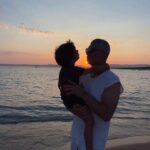Özcan Deniz Instagram – Bugün,sen karpuzunu yiyip,kendi kendine şarkı söylerken,suratımda aptal aşık bi gülümsemeyle seni izlerken yakaladın beni:))sonra sordun!
Babaa
Söyle oğlum
Bana yakışıyor mu?
Ne “yakışıyor mu” oğlum!?
Mutluluk
Baba kurban Mutluluk herkese yakışır.Hele çocuklara çoook yakışır.En çok da sana oğlum.
Sana da baba❤❤❤❤❤❤❤❤❤😍😍😍😍😍😍😍😍😍😍😍😍😍😍
Sonra Dünyanın en güzel gözleriyle hınzır bi bakış atarak yemeye devam ettin..
Hayatımın En güzel,alt metinlerle dolu sohbetini yaptık seninle.Üstüne kitaplar yazılacak kadar dolu bir an’dı..
Evet oglum;”mutluluk entellektüel bir şecimdir”Herkes Bunu başaramaz..Senin 4 yaşında kavradığın şeyi,bi’ömür kavrayamayan Cahillerle dolu bu dünya..Herkese,her şeye inat sana eennn çok yakışanı yap ve heep mutlu ol..Ama bunu asla ama asla başkalarının mutsuzluğu üstüne inşaa etme!Baban zaman zaman “mutluluk düşmanları”na bu fırsatı bilerek ve de bilmeyerek verdi..Tabi’ki artık bu “fırsat” kimseye bidaha verilmeyecek!Sen sakın bu hataya düşme.Evet oğlum ikimize de çoook yakışıyor.Seni çok seviyorum canım oglum..Mutluluğumuza🧁🧁