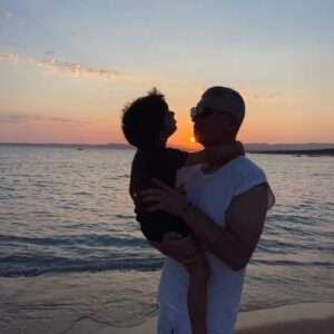 Özcan Deniz Instagram - Bugün,sen karpuzunu yiyip,kendi kendine şarkı söylerken,suratımda aptal aşık bi gülümsemeyle seni izlerken yakaladın beni:))sonra sordun!
Babaa
Söyle oğlum
Bana yakışıyor mu?
Ne "yakışıyor mu" oğlum!?
Mutluluk
Baba kurban Mutluluk herkese yakışır.Hele çocuklara çoook yakışır.En çok da sana oğlum.
Sana da baba❤❤❤❤❤❤❤❤❤😍😍😍😍😍😍😍😍😍😍😍😍😍😍
Sonra Dünyanın en güzel gözleriyle hınzır bi bakış atarak yemeye devam ettin..
Hayatımın En güzel,alt metinlerle dolu sohbetini yaptık seninle.Üstüne kitaplar yazılacak kadar dolu bir an'dı..
Evet oglum;"mutluluk entellektüel bir şecimdir"Herkes Bunu başaramaz..Senin 4 yaşında kavradığın şeyi,bi'ömür kavrayamayan Cahillerle dolu bu dünya..Herkese,her şeye inat sana eennn çok yakışanı yap ve heep mutlu ol..Ama bunu asla ama asla başkalarının mutsuzluğu üstüne inşaa etme!Baban zaman zaman "mutluluk düşmanları"na bu fırsatı bilerek ve de bilmeyerek verdi..Tabi'ki artık bu "fırsat" kimseye bidaha verilmeyecek!Sen sakın bu hataya düşme.Evet oğlum ikimize de çoook yakışıyor.Seni çok seviyorum canım oglum..Mutluluğumuza🧁🧁