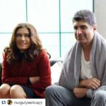 Özcan Deniz Instagram - Dun gece sette sabahlayinca yuzumuze vuran uyku hali:)#ikincisans @ikincisansfilm @nurgulyesilcayy @dnzfim@avsarfilm