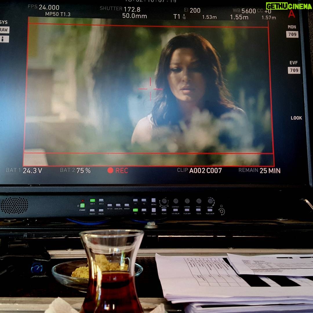 Özcan Deniz Instagram - Yer ayvalik..plan 1..birinci gun..Hayirli olsun #ikincisans @ikincisansfilm @nurgulyesilcayy