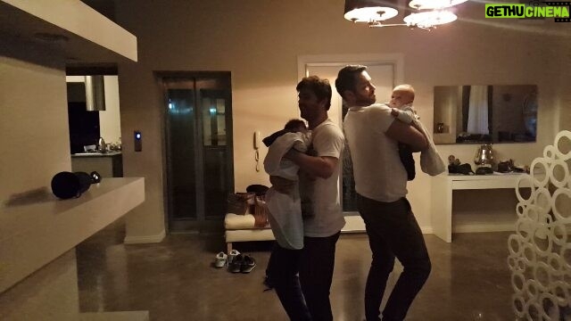 Özcan Deniz Instagram - Kıllı dadılar:))@burcinbirben @serdarrozer