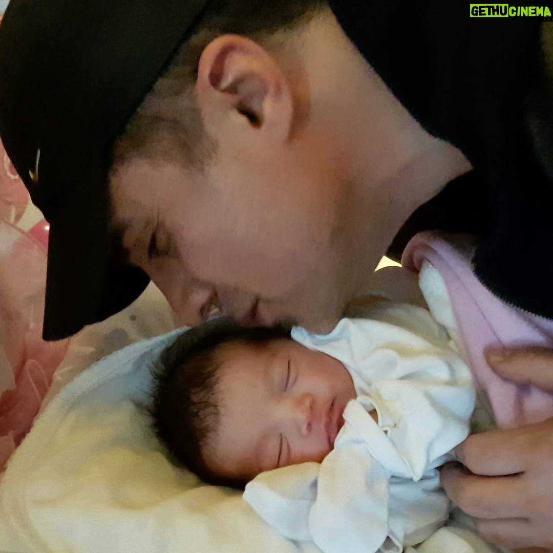 Özcan Deniz Instagram - Bu yilki son yegen de tesrif etti cok sukur..dayisinin prensesi bahar bebek hos geldin guzel,masum kizim benim..@sevimliannecom