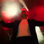 Özcan Deniz Instagram – Sizlerle bu yıl 30.yılımızı kutluyoruz. Sayısız şarkılarla, filmlerle, dizilerle 30 yıl ortak anı belleği yarattık. Aramızdaki ilişki artık zamansız. Hiçbir zaman içini dolduramayacagim şöhret pesinde koşmadim. İnsanların diledikleri gibi hayatına elini kolunu sokup, karıştırma durumuyla hep kavgalı oldum. Benim tek odak noktam, HEP EN İYİSİNİ yapmak oldu. Şu anda yapmaya çaliştigim gibi… Şöhretin yan etkileri dışında, işimi yapabilme hazzı ve sizinle paylaştıgımız duygular beni hep dengede tuttu.Onlarca hikaye ile aşık olduk, ayrıldık, ailemizle sınandık, özledik, özlendik, nefret ettik, affettik, sevindik, üzüldük… Filmlerden, dizilerden, şarkılardan oluşan bu “EVRENİ”, sınırları aşarak, dünyada hatırı sayılır bir kitleyle oluşturduk. Oldukça zor ve herkesin kolay kolay aşamayacağı bir yolculuktu bu.Ama başardık. Çok kıskanıldık, çok özenildik ama hep özgün ve orijinal olan biz olduk.Türkiye’de bir tek bana nasip olan bu 3 kollu başarıyı 30 yıl ilmek ilmek örerek, hiç azaltmadan, çoğaltarak buralara getirdik.Bu yıl bunu sizinle canlı canlı, karşı karşıya kutluyoruz. İyi ki varsınız. Sizleri seviyorum. Ve daha paylaşacak cok hikayelerimiz olacak. Hem de hiç olmadığı kadar derin hikayeler.