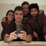 Özcan Deniz Instagram - Guzel anilarla ayrilacagimiz bir is KYG..bu arkamda gordukleriniz benim demirbaslarim.islerini hakkiyla yapan butun set emekcilerine yurekten tesekkurler.@tufittin @tahsinyener @perihansarak
