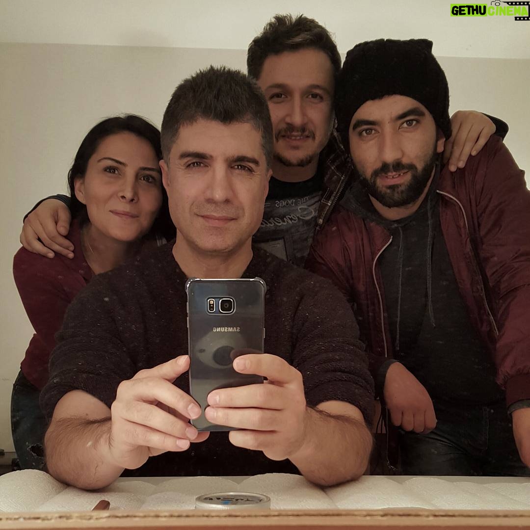 Özcan Deniz Instagram - Guzel anilarla ayrilacagimiz bir is KYG..bu arkamda gordukleriniz benim demirbaslarim.islerini hakkiyla yapan butun set emekcilerine yurekten tesekkurler.@tufittin @tahsinyener @perihansarak