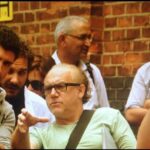 Özcan Deniz Instagram - SINEMA VE BEN..2 Bu yolculugun zor bir yolculuk oldugunu bilerek basladi bu sureç.Tıpkı benim için oyunculukda'ki algının oluşması nasıl 20 yılımı aldıysa,yönetmen olarak da algının oluşmaşının uzun yıllar süreceğinin farkındayım.Ağır eleştirenler,Taktir edenler,saygi duymakta zorlananlar,emeğe ve sürece haksızlık edecekler,alkışlayacaklar.Beraber yaşanacak bir sureç bu.Sanat'ı bir din, kendilerini de bu dinin peygamberi zannedenlerle yürüyecek bir sureç.1972 yılında Ankarada yoksul bir evde doğan,bi'ailenin 6.cocugundan biri olan,ege'ye göç edip gece kondularda cocuklugunu geçiren,babasızlık yaşayan,calışmak zorunda olan,sokak kültürü ile büyüyen,Turkiyenin bütün kültürlerinin içine savrulan,muzikle ve tiyatroyla bu zor şartlarda uğraşan,bir yandan hayat mucadelesi verip,bir yandan hayallerine koşan,genç yaşta almanyaya işçi olarak giden,2 yıl sonra dönüp ilk albümle şöhret olan,Turkiye ve dunyada neredeyse gitmedigi yer ve temas kurmadığı halk kalmayan,30 yıldır sahnede ve setlerde olan,bedeller ödeyen,yüzlerce hikaye'ye şahit olan ve bu hikayelerin bi'çoğunu bizzat yaşayan ben degilde;benim birikimimin onda birine sahip olmayip kendinde bu hakki görenlerle geçecek bir sureç.Başladık artık..Devam😎