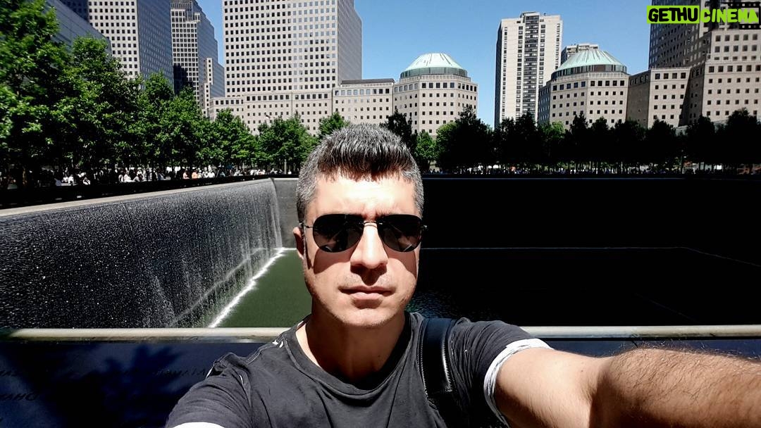 Özcan Deniz Instagram - Newyork'ta ikiz kulelerin yikilmasinin ardindan binalarin yerine yapilan anit niteligindeki havuz..