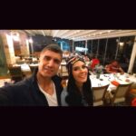 Özcan Deniz Instagram - Çeşme Alacati port marina da ŞÜKRÜ ÖZYILDIZ in mekani NİYAZİ de agırlandik.muhtesem bir balik restoranti.ve egeye ait butun ozlemlerime cevap verdi.tum personele tesekkur ederim.@haticesendil#kaderiminyazildigigun @sukruozyildiz #alacatimarina #cesme#izmir#balikci#lezzet#akdeniz