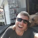 Özcan Deniz Instagram - Yillar once bebekken bir kere gormustu beni kaşmir.koku hafizasi olagan ustu olan bu arkadas yillar sonra beni gordugunde iste boyle hos geldin dedi:)bu arada stuttgart ta olmak cok guzel.@unal__yildirim in misafiriyiz.bu ev cok anilarimin oldugu bir ev.....eveet kasmir....hos bulduk kizim..! #stuttgart#pitbull