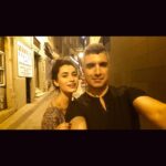 Özcan Deniz Instagram - Bu dunya guzeli kiz cok yoruldu..2 ay durmadan calisti ve ortaya muhtesem bir is cikartti.yillarin danscisi gibi tango yapti,Hilary Swank gibi boks yapti,catilardan uctu,askla bakti,ask icin agladi ve en onemlisi en az yonetmeni @andacyo kadar,en az benim kadar film i sahiplendi.ve @sukruozyildiz ile muhtesem bir partner oldular.filmimizin cekimleri bitti.bizde dun gece kucuk bir kutlamayla bunu kutladik.ellerine saglik @handedogandemir #herseyasktanfilm #handedogandemir #ozcandeniz #sukruozyildiz