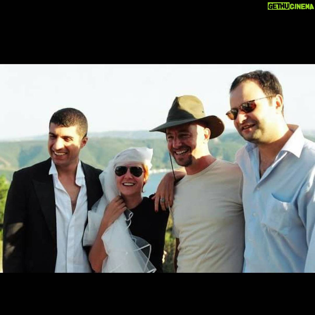 Özcan Deniz Instagram - Eskilerden tatli bi foto..#timursavci#caganirmak#andachaznedaroglu#hazirangecesi