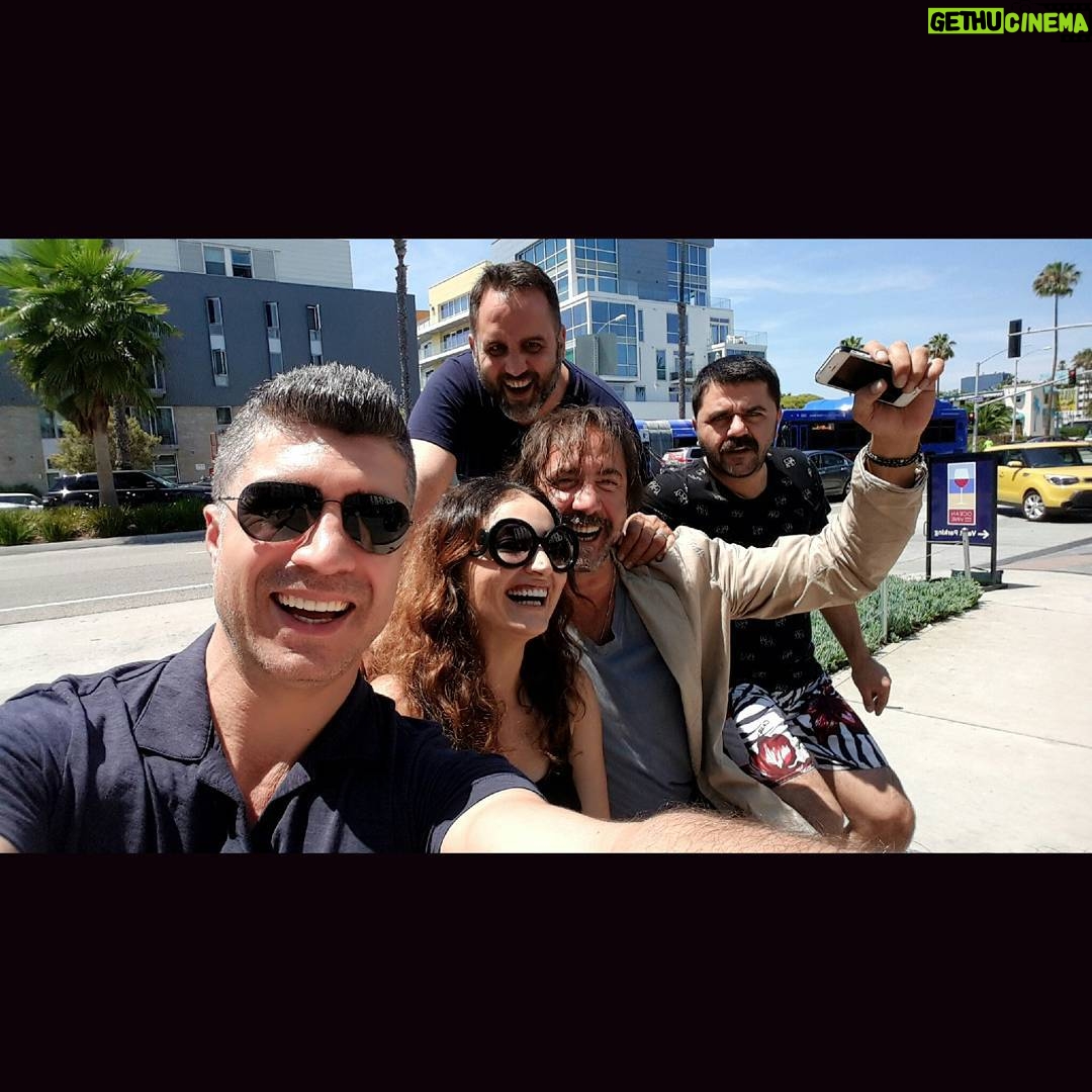 Özcan Deniz Instagram - Los angeles mi sicak bizmi!?..@fadikatasoy @burcinbirben @erhannewyork @hakanmericliler