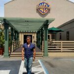 Özcan Deniz Instagram - Evet tatil gibi gorunen is gezimizin LA ayaginda,dunya sinemasinin kalbinin attigi Warner Bros koridorlarindaydik.hic bir hayalin uzak olmadigini,sadece cok ama cok calismakla "imkansiz"kelimesinin hakkindan gelinebilecegini hayattan ogrenmis biri olarak yeni "imkansiz"lara yelken actik. Belki hemen degil ama bi'gun;..hic bir sey uzak yada fazla degil..sadece cok calismak ve hic bir kisiyi yada isi gozunde buyutmemek;iste asil mesele bu:)gereken de;)#losangeles #la #film#SevimliTehlikeli #movie#warnerbros #warnerbrosstudios