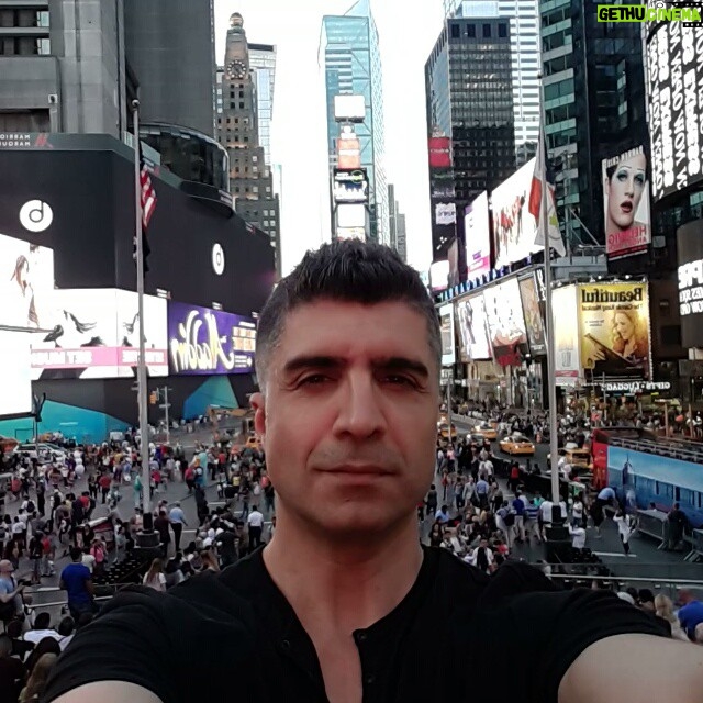 Özcan Deniz Instagram - New york tan bi haller.!@erhannewyork#newyork#timessquare