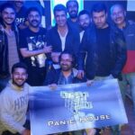 Özcan Deniz Instagram - Dun gece set sonrasi ekiple beraber kadikoyde "Panic house" a gittik.ben hayatimda bu kadar eglenmedim.jokerin evin de sifreleri bularak odadan odaya geciliyor.1 saat sureniz var.tavsiyem girgir yapabileceginiz bir ekiple gidin:)..