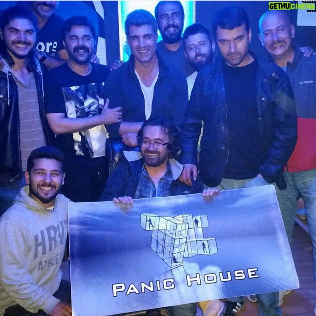 Özcan Deniz Instagram - Dun gece set sonrasi ekiple beraber kadikoyde "Panic house" a gittik.ben hayatimda bu kadar eglenmedim.jokerin evin de sifreleri bularak odadan odaya geciliyor.1 saat sureniz var.tavsiyem girgir yapabileceginiz bir ekiple gidin:)..