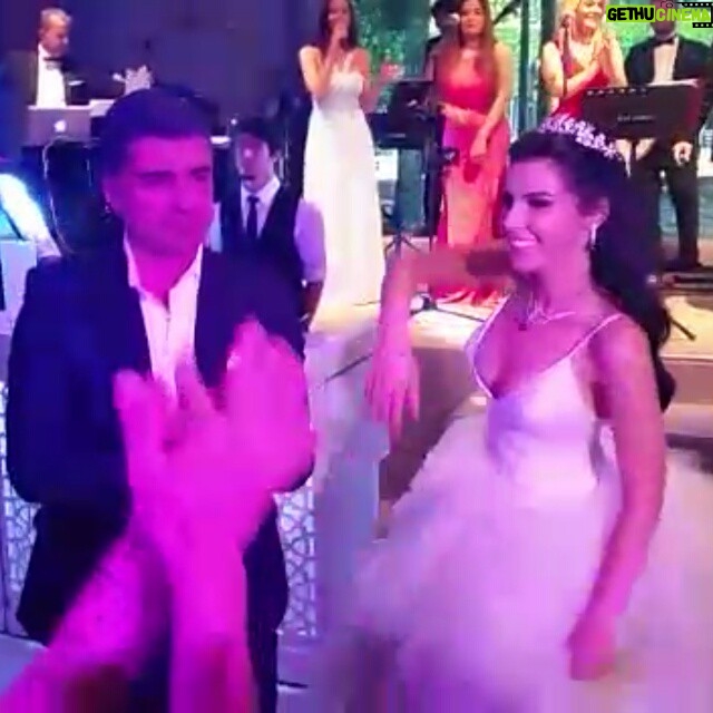 Özcan Deniz Instagram - Hadi hadi yandan:)#haticesendil #buraksagyasar