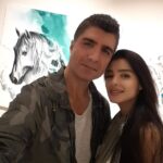 Özcan Deniz Instagram - Benim cok sevdigim oyuncu&ressam arkadasim MEHRNOUSH Esmaeilpour'un "AŞKIN NEFESİ"resim sergisi muhtesem,asil,buyuleyici.Bayildim.#mehrnoushesmaeilpour #galeriartist @mehrnoushesmaeilpour