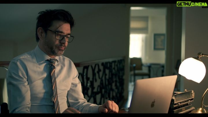 Özcan Deniz Instagram - @senkrondizi #senkron şu an @gain de..@gain artık tv ekranlarınızda.Bu şeçkin digital platform u ve içeriklerini mutlaka takip edin.Önce izleyin sonra sizlerle paylaşırım bu işin nasıl,ne şartlarda ve neden çekildiğini.İyi izlemeler🎬🎬🤟🤟