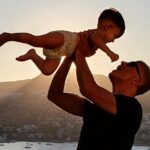 Özcan Deniz Instagram - Şu sıralar en sevdiğim şey Onun seviyesine "çıkıp"oradan hayata bakmak.Ne gördüğümü bilen bilir!