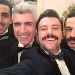 Özcan Deniz Instagram - Her iş onca dostluk onca kardeşlik demek bizim için.önce rol yaparsın sonra gerçek olur tüm ifadeler,jestler,öfkeler,mutluluklar. bu dostluğun fotoğrafı bu.fotoğrafta olmayan diğer dostlara da itafen paylaşılsın öyleyse.@bademcisalih @guvenyadamurat @fatihkoyunolu @firattanis @recaikaragoz #istanbullugelin