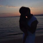 Özcan Deniz Instagram – Bugün,sen karpuzunu yiyip,kendi kendine şarkı söylerken,suratımda aptal aşık bi gülümsemeyle seni izlerken yakaladın beni:))sonra sordun!
Babaa
Söyle oğlum
Bana yakışıyor mu?
Ne “yakışıyor mu” oğlum!?
Mutluluk
Baba kurban Mutluluk herkese yakışır.Hele çocuklara çoook yakışır.En çok da sana oğlum.
Sana da baba❤❤❤❤❤❤❤❤❤😍😍😍😍😍😍😍😍😍😍😍😍😍😍
Sonra Dünyanın en güzel gözleriyle hınzır bi bakış atarak yemeye devam ettin..
Hayatımın En güzel,alt metinlerle dolu sohbetini yaptık seninle.Üstüne kitaplar yazılacak kadar dolu bir an’dı..
Evet oglum;”mutluluk entellektüel bir şecimdir”Herkes Bunu başaramaz..Senin 4 yaşında kavradığın şeyi,bi’ömür kavrayamayan Cahillerle dolu bu dünya..Herkese,her şeye inat sana eennn çok yakışanı yap ve heep mutlu ol..Ama bunu asla ama asla başkalarının mutsuzluğu üstüne inşaa etme!Baban zaman zaman “mutluluk düşmanları”na bu fırsatı bilerek ve de bilmeyerek verdi..Tabi’ki artık bu “fırsat” kimseye bidaha verilmeyecek!Sen sakın bu hataya düşme.Evet oğlum ikimize de çoook yakışıyor.Seni çok seviyorum canım oglum..Mutluluğumuza🧁🧁