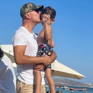 Özcan Deniz Instagram - Bugün,sen karpuzunu yiyip,kendi kendine şarkı söylerken,suratımda aptal aşık bi gülümsemeyle seni izlerken yakaladın beni:))sonra sordun!
Babaa
Söyle oğlum
Bana yakışıyor mu?
Ne "yakışıyor mu" oğlum!?
Mutluluk
Baba kurban Mutluluk herkese yakışır.Hele çocuklara çoook yakışır.En çok da sana oğlum.
Sana da baba❤❤❤❤❤❤❤❤❤😍😍😍😍😍😍😍😍😍😍😍😍😍😍
Sonra Dünyanın en güzel gözleriyle hınzır bi bakış atarak yemeye devam ettin..
Hayatımın En güzel,alt metinlerle dolu sohbetini yaptık seninle.Üstüne kitaplar yazılacak kadar dolu bir an'dı..
Evet oglum;"mutluluk entellektüel bir şecimdir"Herkes Bunu başaramaz..Senin 4 yaşında kavradığın şeyi,bi'ömür kavrayamayan Cahillerle dolu bu dünya..Herkese,her şeye inat sana eennn çok yakışanı yap ve heep mutlu ol..Ama bunu asla ama asla başkalarının mutsuzluğu üstüne inşaa etme!Baban zaman zaman "mutluluk düşmanları"na bu fırsatı bilerek ve de bilmeyerek verdi..Tabi'ki artık bu "fırsat" kimseye bidaha verilmeyecek!Sen sakın bu hataya düşme.Evet oğlum ikimize de çoook yakışıyor.Seni çok seviyorum canım oglum..Mutluluğumuza🧁🧁