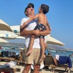 Özcan Deniz Instagram – Bugün,sen karpuzunu yiyip,kendi kendine şarkı söylerken,suratımda aptal aşık bi gülümsemeyle seni izlerken yakaladın beni:))sonra sordun!
Babaa
Söyle oğlum
Bana yakışıyor mu?
Ne “yakışıyor mu” oğlum!?
Mutluluk
Baba kurban Mutluluk herkese yakışır.Hele çocuklara çoook yakışır.En çok da sana oğlum.
Sana da baba❤❤❤❤❤❤❤❤❤😍😍😍😍😍😍😍😍😍😍😍😍😍😍
Sonra Dünyanın en güzel gözleriyle hınzır bi bakış atarak yemeye devam ettin..
Hayatımın En güzel,alt metinlerle dolu sohbetini yaptık seninle.Üstüne kitaplar yazılacak kadar dolu bir an’dı..
Evet oglum;”mutluluk entellektüel bir şecimdir”Herkes Bunu başaramaz..Senin 4 yaşında kavradığın şeyi,bi’ömür kavrayamayan Cahillerle dolu bu dünya..Herkese,her şeye inat sana eennn çok yakışanı yap ve heep mutlu ol..Ama bunu asla ama asla başkalarının mutsuzluğu üstüne inşaa etme!Baban zaman zaman “mutluluk düşmanları”na bu fırsatı bilerek ve de bilmeyerek verdi..Tabi’ki artık bu “fırsat” kimseye bidaha verilmeyecek!Sen sakın bu hataya düşme.Evet oğlum ikimize de çoook yakışıyor.Seni çok seviyorum canım oglum..Mutluluğumuza🧁🧁